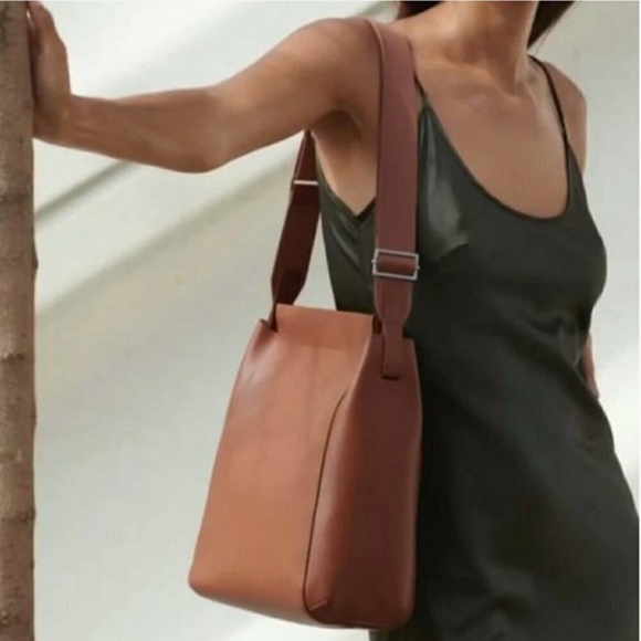 Everlane The Form Shoulder Bag - Picture 2 of 16